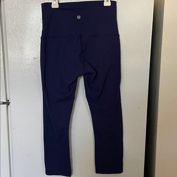 Lululemon Women’s Size 6 High-Waisted Vibrant Navy Crop Leggings 22” - Picture 5 of 7